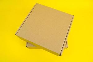 caja de cartón con fondo de color foto