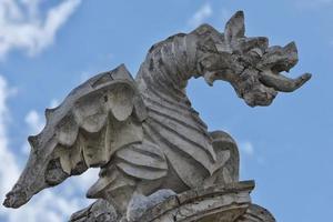 estatua de dragón de piedra foto