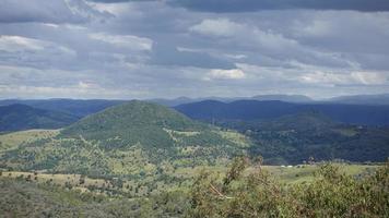 vista del cielo nublado en la cima de la montaña en el mirador del punto de picnic de toowoomba en la cresta de la gran cordillera divisoria, alrededor de 700 metros 2,300 pies sobre el nivel del mar, queensland, australia. foto