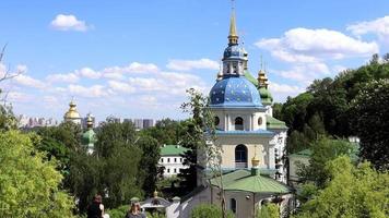 gammal kiev-vydubitsky kloster i kiev. grundad mellan 1070 och 1077. belägen på de territorium av de botanisk trädgård. grishko. Ukraina, kiev - juni 04, 2021. video