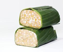 El tempeh o tempe es un alimento tradicional de indonesia elaborado con soja u otros ingredientes que se procesan mediante fermentación y que ya es popular en muchos países. foto