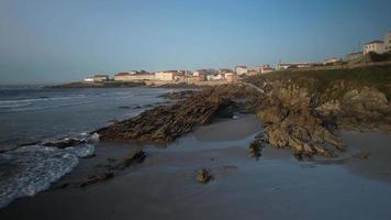 klippig strandlinje av praia de Arnela, antenn video