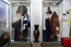 makhachkala, daguestán.rusia.20 de septiembre de 2022.el museo aul de daguestán.exposición interior.trajes femeninos. foto