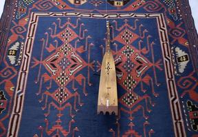 makhachkala, daguestán.rusia.20 de septiembre de 2022.el museo aul de daguestán.exposición interior.alfombra tradicional y pandur. foto