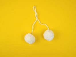 dos pompones esponjosos blancos de hilo de algodón blanco foto