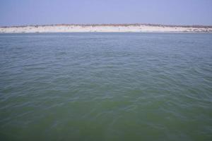 río padma bluewater e isla de arena con cielo azul hermosa vista del paisaje foto