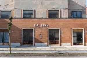 tresigallo,italia-2 de mayo de 2021-paseo entre los edificios históricos de tresigallo durante un día nublado foto