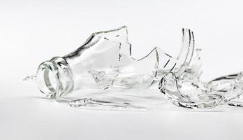 botella de vidrio rota. fragmentos afilados de vidrio. foto
