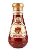 krasnoyarsk, rusia - 07 de noviembre de 2022 hermosa botella de salsa de tomate aislada sobre fondo blanco. foto