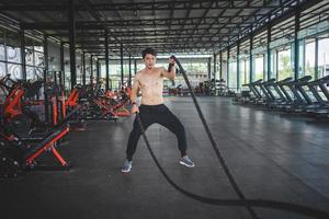 deportista haciendo ondas de cuerda alternas en entrenamiento de entrenamiento cruzado. foto