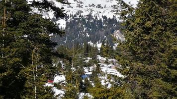 Schönes schneebedecktes Goderdzi-Skigebietspanorama mit Skifahrern auf Pisten. georgia kaukasus urlaubsziel video