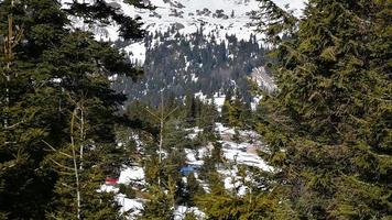 hermoso panorama nevado de la estación de esquí de goderdzi con esquiadores en las pistas. georgia cáucaso montaña destino de vacaciones video