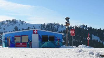 goderdzi, géorgie, 2023 - cabine de centre de secours en montagne dans une station de ski. service de secours à ski sur les pistes des stations de ski video