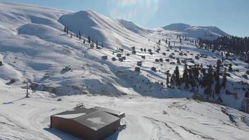 kabel manier auto in goderdzi ski toevlucht met oud houten huizen in adjara bergen in winter video
