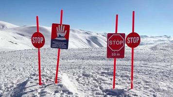 poste de sinal de avalanche no resort de inverno de goderdzi nas montanhas do cáucaso da georgia. video