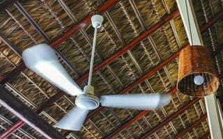 abanico blanco bajo techo de palapa en puerto escondido mexico. foto