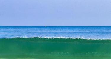 enormes olas de surfistas en la playa puerto escondido méxico. foto