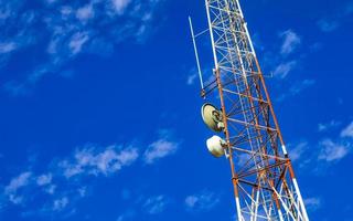 torre roja blanca 5g radiacion en puerto escondido mexico. foto