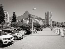 ciudad del cabo capa occidental sudáfrica 2018 montañas, hoteles y estacionamiento de automóviles en la punta del mar ciudad del cabo. foto