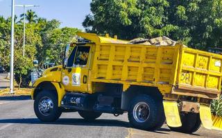 puerto escondido oaxaca mexico 2023 camión volquete volquete mexicano volquete transportador de carga carros de entrega mexico. foto