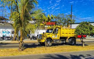 puerto escondido oaxaca mexico 2023 camión volquete volquete mexicano volquete transportador de carga carros de entrega mexico. foto