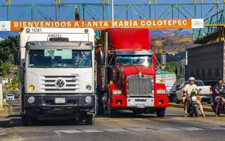puerto escondido oaxaca mexico 2023 camión rojo mexicano transportador de carga entrega carro puerto escondido mexico. foto