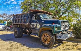 puerto escondido oaxaca mexico 2023 camión volquete volquete mexicano volquete transportador de carga carros de entrega mexico. foto