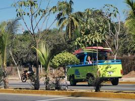 puerto escondido oaxaca mexico 2023 varios minibuses camionetas transportadoras vehiculos autos en puerto escondido mexico. foto