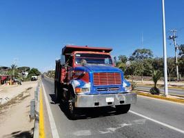 puerto escondido oaxaca mexico 2023 camiones mexicanos transportador de carga carros de entrega en puerto escondido mexico. foto