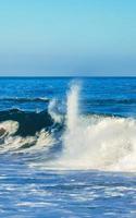 enormes olas de surfistas en la playa puerto escondido méxico. foto