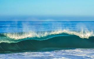 enormes olas de surfistas en la playa puerto escondido méxico. foto