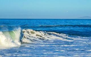 enormes olas de surfistas en la playa puerto escondido méxico. foto