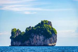 hermosas islas tropicales de piedra caliza en koh phi phi leh tailandia. foto