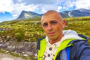 joven excursionista y paisaje montañoso panorama parque nacional de rondane noruega. foto