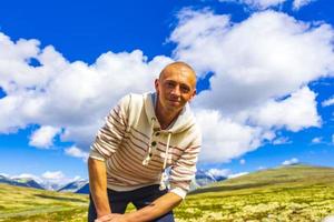 joven excursionista y paisaje montañoso panorama parque nacional de rondane noruega. foto