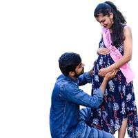 pareja india posando para una sesión de maternidad con fondo blanco liso. la pareja está posando en un césped con hierba verde y la mujer está faluntando su panza en el jardín lodhi en nueva delhi, india foto