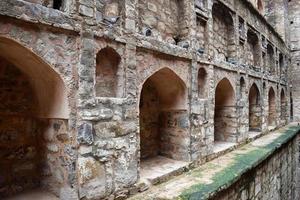 agrasen ki baoli paso bien situado en el medio de connaught colocado nueva delhi india, antigua construcción de arqueología antigua foto