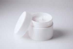 crema cosmética aislada sobre fondo blanco, cosméticos orgánicos de belleza, spa casero, fondo plano foto