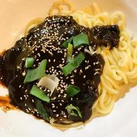 jajangmyeon o jjajangmyeon son fideos coreanos con salsa negra - estilo de comida coreana foto