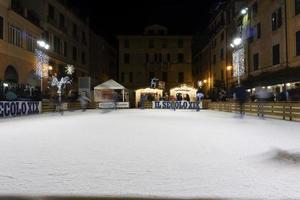 chiavari, italia - 23 de diciembre de 2018 - la histórica ciudad medieval de patinaje sobre hielo está abierta foto