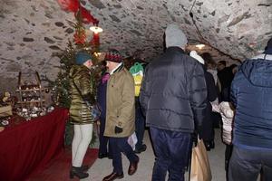 rango, italia - 8 de diciembre de 2017 - gente en el tradicional mercado navideño foto