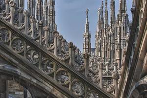 cúpula de milán campanarios de la catedral chapiteles foto