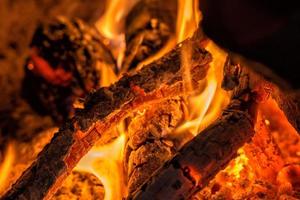 detalle de brasas de madera en la chimenea foto