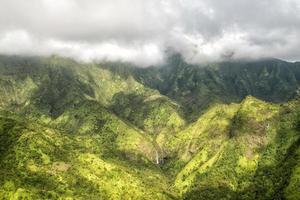 kauai montaña verde vista aérea parque jurásico escenario de película foto