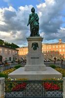 salzburgo, austria, 10 de julio de 2021 - en el centro de mozartplatz se encuentra la estatua de mozart de ludwig schwanthaler. la mozartplatz se encuentra en el centro del casco antiguo de salzburgo foto
