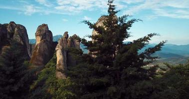 vista aérea das montanhas e mosteiros de meteora na grécia video