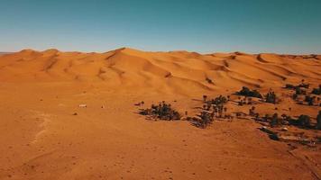 vista aérea del desierto del sahara, cerca de taghit, argelia video