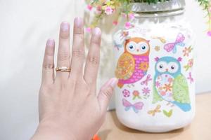 mano con un anillo en un hermoso dedo foto