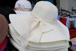 sombrero de playa de paja como fondo foto