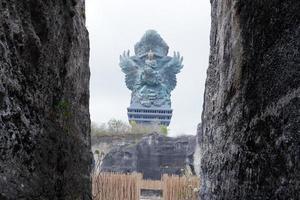 estatuas en bali como fondo foto